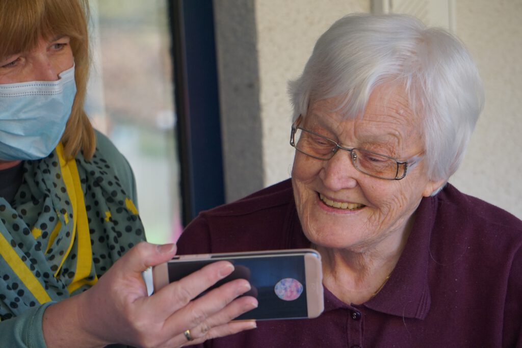 Smartphone apps for older people living independently